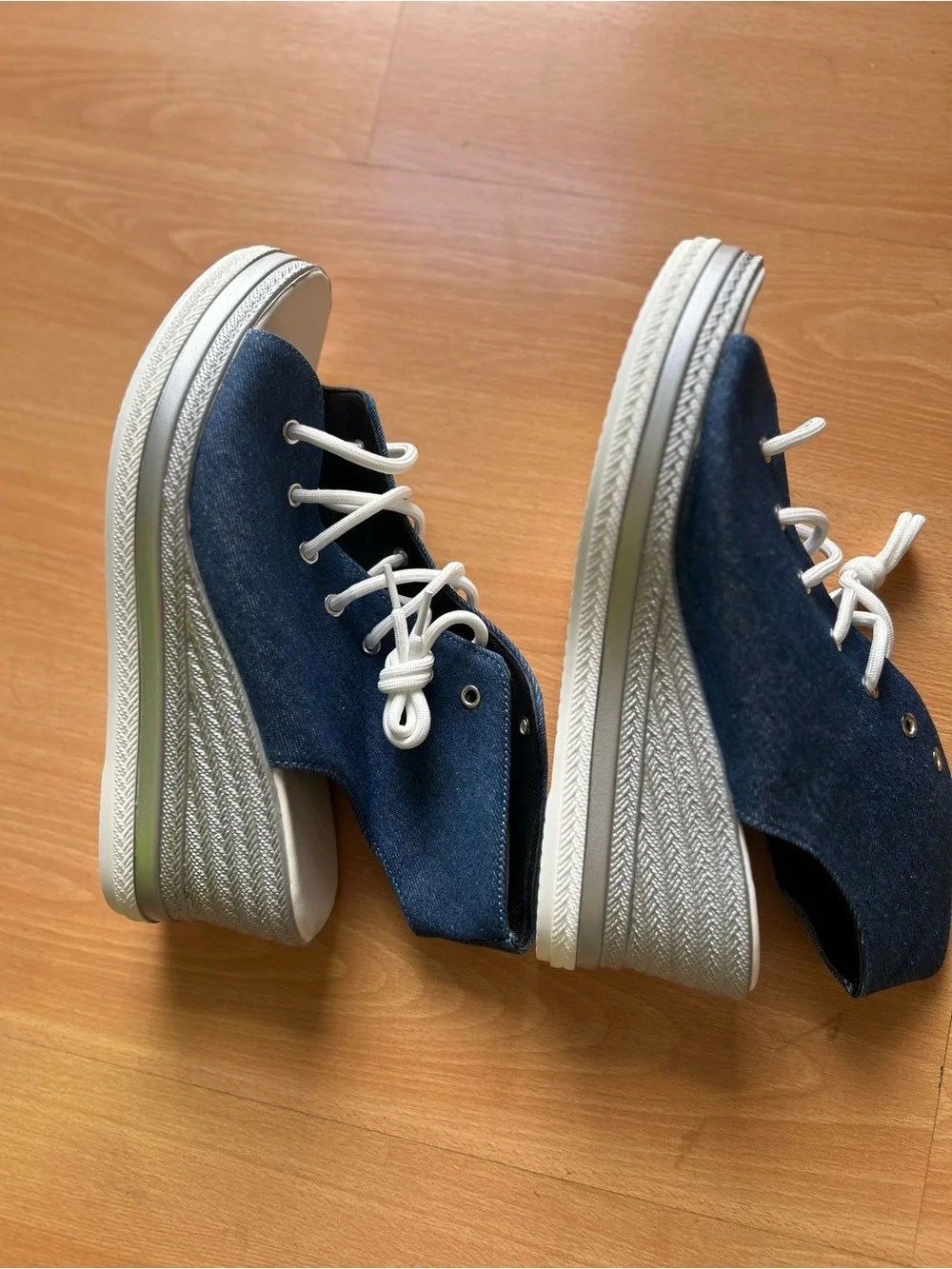 NWOT Women’s Navy Lace-Up Platform Sneakers size 11